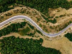 在希腊上空上空有一条弯曲的道路, 上面有一个乡村景观的上空。.