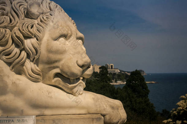 在克里米亚的黄海春季, 沃龙佐夫皇宫公园旧白色大理石狮雕塑特写头