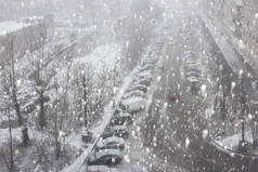 城市场景的城市生活在冬季的雪灾与一些人, 雪覆盖的汽车在路上, 雪犁, 救护车