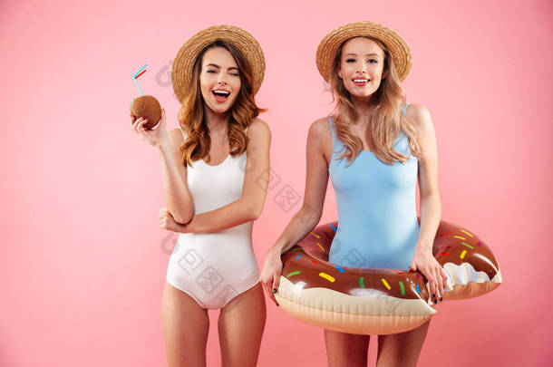 穿着泳装的两个漂亮女孩的肖像