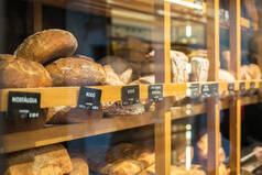 橱窗玻璃与展出的面包饼和包子出售在城市贝克.