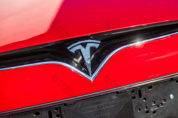 菲尔思/德国-2018年3月4日: 特斯拉在特斯拉汽车的标志特斯拉, 公司是一家专门从事电力汽车, 能源储存和太阳能电池板制造的美国公司。.