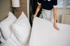 酒店套房的制服制作床上的女佣裁剪镜头