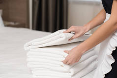 酒店套房床上有一叠干净毛巾的女仆裁剪镜头
