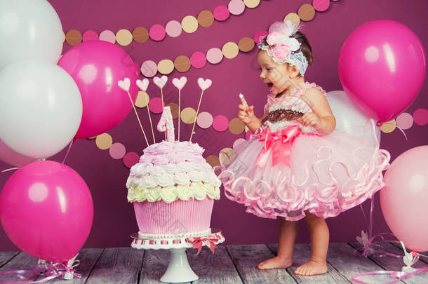 一个小快乐的生日女孩的肖像与第一个<strong>蛋糕</strong>。吃第一块<strong>蛋糕</strong>粉碎<strong>蛋糕</strong>