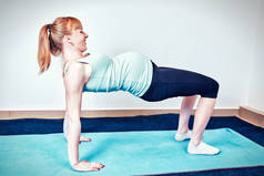 在怀孕、活动、运动、瑜伽中做运动.