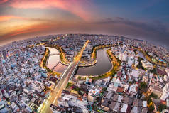 皇家高品质免费股票图像鸟瞰越南胡志明市。沿着河边的美丽摩天大楼, 越南胡志明市城市发展的顺利进行.