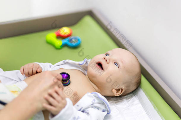 可爱的婴儿在医生的内阁。儿科医生用听诊器检查<strong>儿童</strong>。微笑健康的孩子。<strong>儿童保健</strong>与疾病预防概念