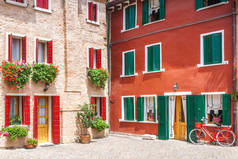 意大利老房子的五颜六色的门面与自行车.