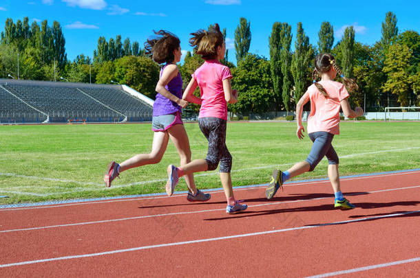 家庭体育和健身, 快乐的母亲和孩子跑在<strong>体育场跑道</strong>室外, 儿童健康活跃的生活方式概念