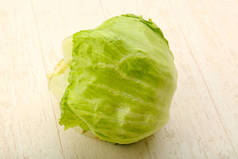 新鲜的绿色成熟的冰山生菜
