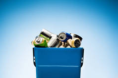 蓝色垃圾桶中的各种金属罐