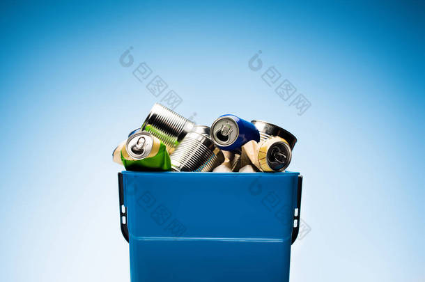 蓝色<strong>垃圾桶</strong>中的各种金属罐