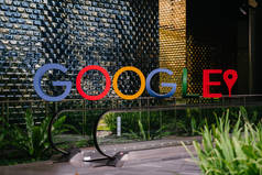 新加坡, 2018年3月: 谷歌在新加坡新校区和办公室大堂的谷歌徽标照片, 这是区域总部.