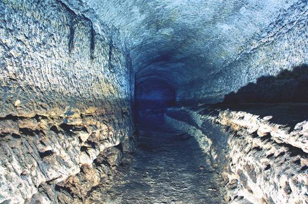 旧的水隧道, 布雷洞穴。洞穴。砂岩隧道湿壁.