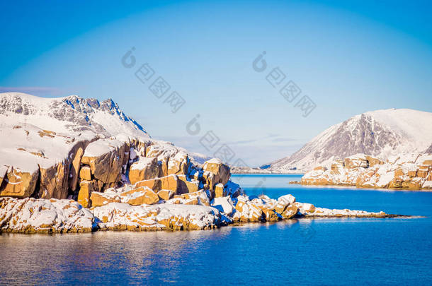 冰<strong>雪</strong>岩山的户外景观在北极的<strong>冬季</strong>, 在一个华丽的<strong>蓝天</strong>和蓝色的水覆盖