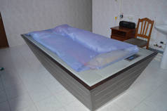 带按摩水床的客房, 用于医疗按摩、放松、休息、改善健康