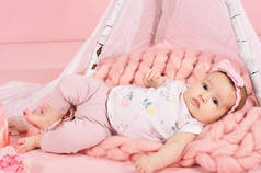 可爱的新生女婴躺在粉红色的格子
