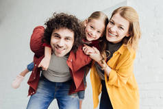 快乐的家庭与一个孩子一起乐趣和微笑在照相机