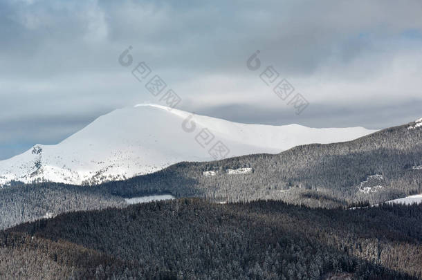 乌克兰冬季雪山山脉