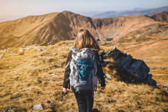 徒步旅行的女孩走进山里