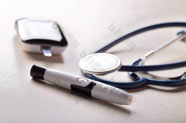 个人血糖仪和<strong>柳叶</strong>刀与听诊器在桌上