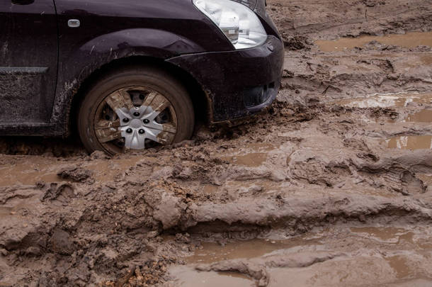 汽车被困在泥泞的道路上。