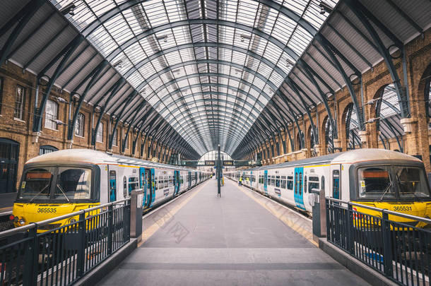伦敦, 英国-2016年3月: 国王跨火车站在伦敦市中心. 维京火车是这个火车站的主要操作员。