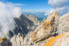 徒步旅行者在 Ellmauer 停止, 狂放的凯撒山奥地利-接近 Gruttenhuette, 去, 蒂罗尔, 奥地利-徒步旅行在欧洲的阿尔卑斯