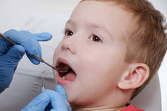 牙科医生用镜子检查儿童患者牙齿龋齿, 牙齿损伤.