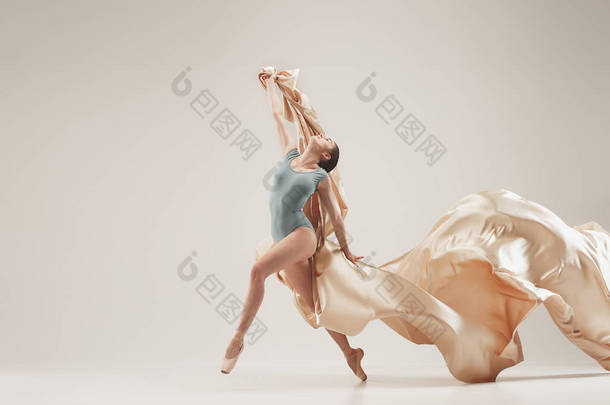 现代芭蕾舞演员在白色<strong>演播室</strong>背景下全身舞蹈.