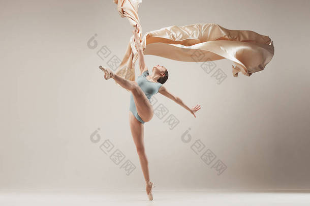 现代芭蕾舞演员在白色<strong>演播室</strong>背景下全身舞蹈.