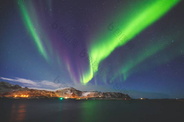 美丽的<strong>图片</strong>, 巨大的<strong>多彩</strong>多姿的绿色活力极光, 极光北极星, 也知道北极光在夜空上空挪威, 罗弗敦岛