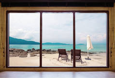 打开窗口看见热带海滩看法在夏天假日在周末房子和度假胜地。暑假假期