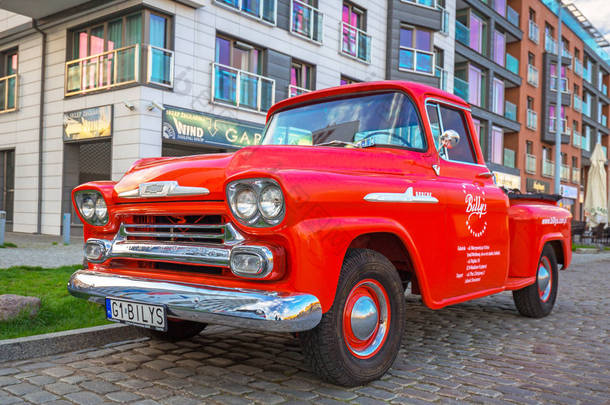 格但斯克, 波兰-2018年5月5日: 红色雪佛兰阿帕奇皮卡停放在老镇的 Gdanks, 波兰。雪佛兰 Apache 是一个经典的 Gmc 汽车制造自1958年.
