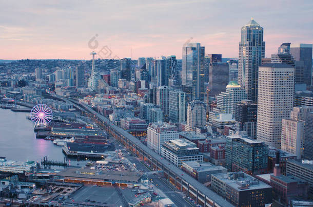 西雅图海滨轮渡码头市中心大厦日落视图