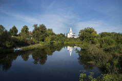 科斯马斯和达米安教会 (1725) 在河的左岸 Kamenka, 在苏兹达尔。俄国的金黄圆环