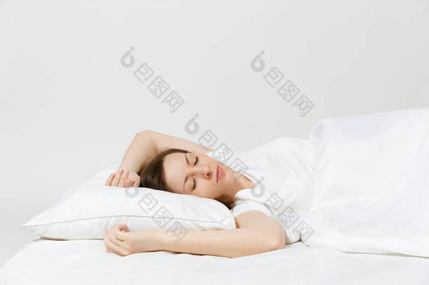 平静的年轻的黑发妇女躺在<strong>床</strong>上, 白色的<strong>床</strong>单, 枕头, 毯子在白色的背景。微笑的美女女性在房间里消磨时间。休息, 放松, 心情好的概念。复制<strong>广告</strong>空间