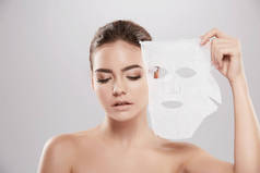 美丽和自然的年轻妇女应用面膜, 护肤概念, 皮肤治疗, 保湿面膜