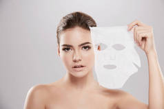 美丽和自然的年轻妇女应用面膜, 护肤概念, 皮肤治疗, 保湿面膜