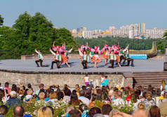 乌克兰基辅-2016年7月22日: Ukraina 舞蹈合奏学校女孩和男孩身着传统红色乌克兰刺绣服装舞蹈