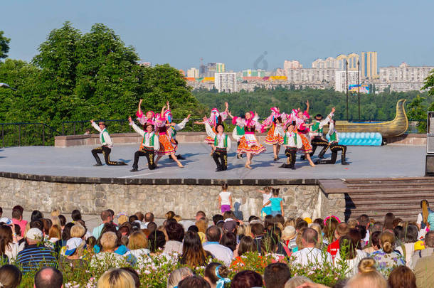 乌克兰基辅-2016年7月22日: Ukraina 舞蹈合奏学校女孩和男孩身着传统红色乌克兰刺绣服装舞蹈