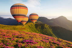 夏季时, 山上的空气气球。冒险的概念和想法