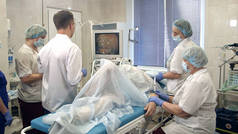 医务人员在医院内对病人进行胃肠内窥镜检查