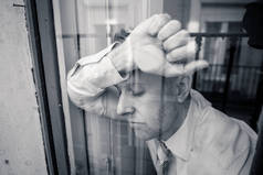 特写《中年男人的画像》看着窗外的忧郁和忧郁, 思考着他的生活在心理健康观念中遭受抑郁症的困扰。