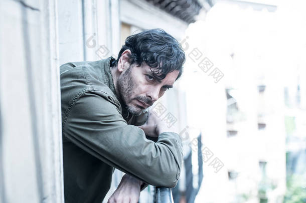 闭上悲伤沮丧的男人的肖像看窗外在家庭中遭受抑郁症和孤独感的<strong>心理</strong>健康概念