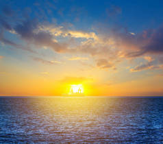 宁静的翡翠海在戏剧性的日落