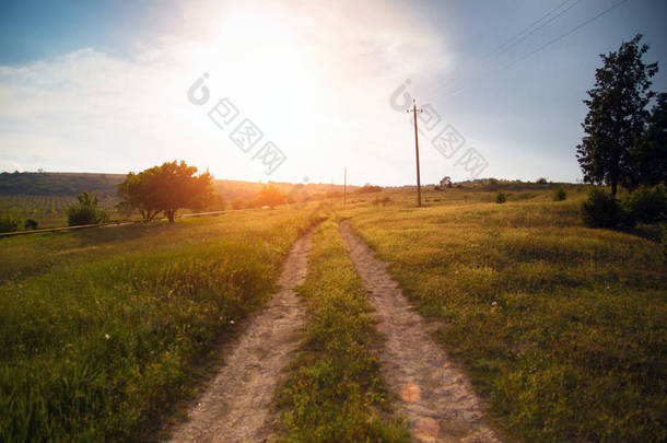 在绿色<strong>的</strong>田野、 道路<strong>的</strong>夕阳红。道和<strong>深邃的</strong>天空。自然设计.