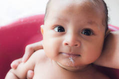 婴儿婴儿不舒服和洗澡后呕吐