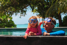 父亲和小女儿在潜水面具游泳在热带度假胜地